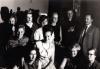 Kajotster-meisjes in 1965, ‘Reis naar de zon’ met Josée Wolfs, M. José Mebis; Marieke Vanvolsem, Lutgarde Menten, pastoor Gijsenbergs, Marcel Baptist. Midden: Magda Dekens en Celine Mebis. Onder: Maria Baptist, Lieve Philippaerts en Monique Kumpen.