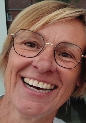 Vrijwilligster Hilde Cosyns — foto uit de wijkkrant, pagina 14