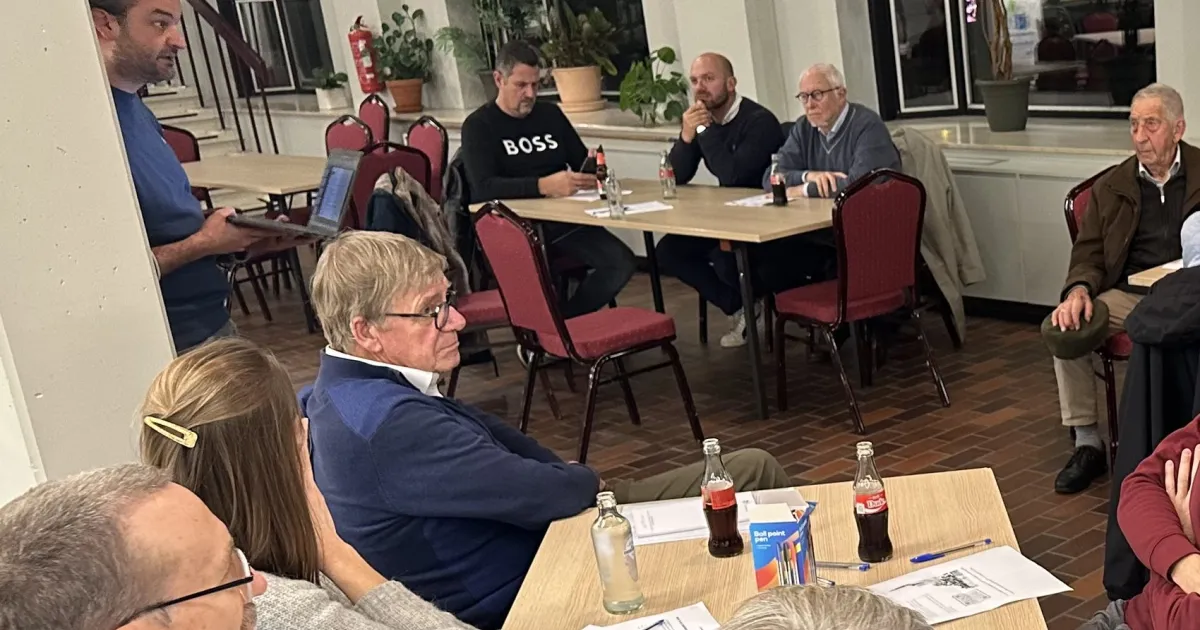 Brainstormen over de toekomst van onze kerk op de open dorpsraad van 23 oktober. De avond werd geleid door Roel Deridder, voorzitter van het Platform Toekomst Parochiekerken.